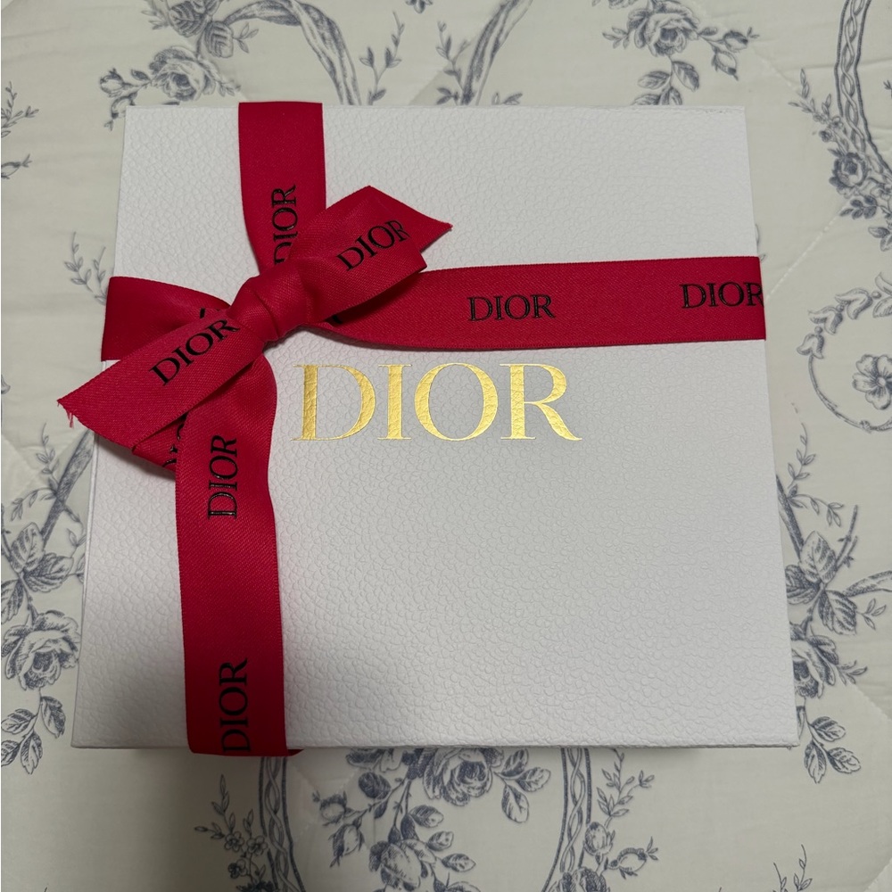 Dior White Box with Red Ribbon - Picture 3 of 8